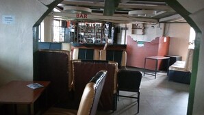 Un restaurante con cabinas, una zona de bar y una barra.