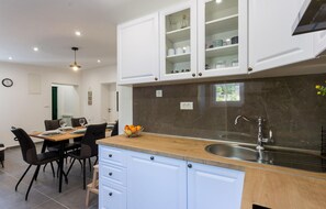 Geladeira, micro-ondas, cooktop, lava-louças
