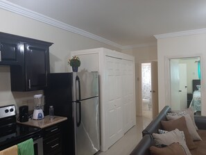 Interior - COMFORTABLE, CONTEMPORARY, CENTRAL! (Kingston)