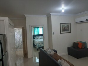 TV - COMFORTABLE, CONTEMPORARY, CENTRAL! (Kingston)