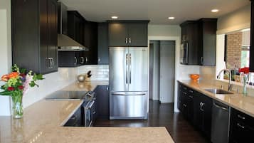 Geladeira, micro-ondas, fogão, cooktop