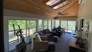 TV, fireplace - Gorgeous Riverfront Home, VHR# 073569, TOT# T65183 (Lotus)