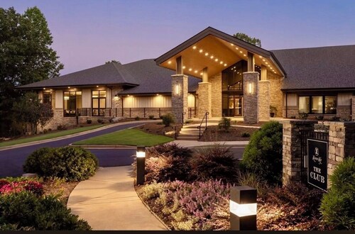 The Poolside Villa- 2queen bd, lake Keowee, golf,hike,waterfalls,near Clemson