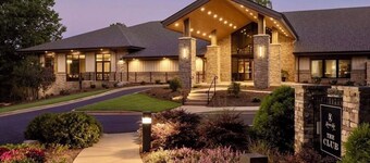 The Poolside Villa- 2queen bd, lake Keowee, golf,hike,waterfalls,near Clemson