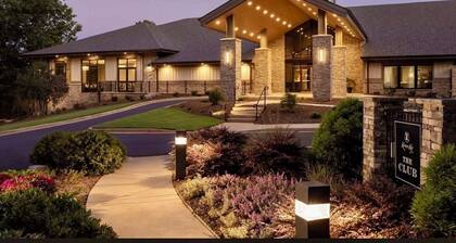 The Poolside Villa- 2queen bd, lake Keowee, golf,hike,waterfalls,near Clemson