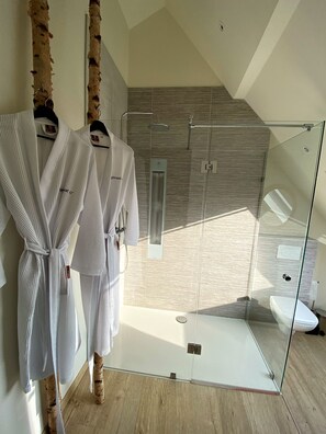 Appartement Penthouse panoramique | Salle de bain | Douche, douche cascade, articles de toilette (gratuits)