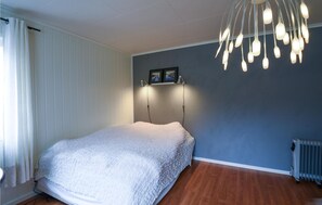 5 bedrooms, travel cot, free WiFi, bed sheets