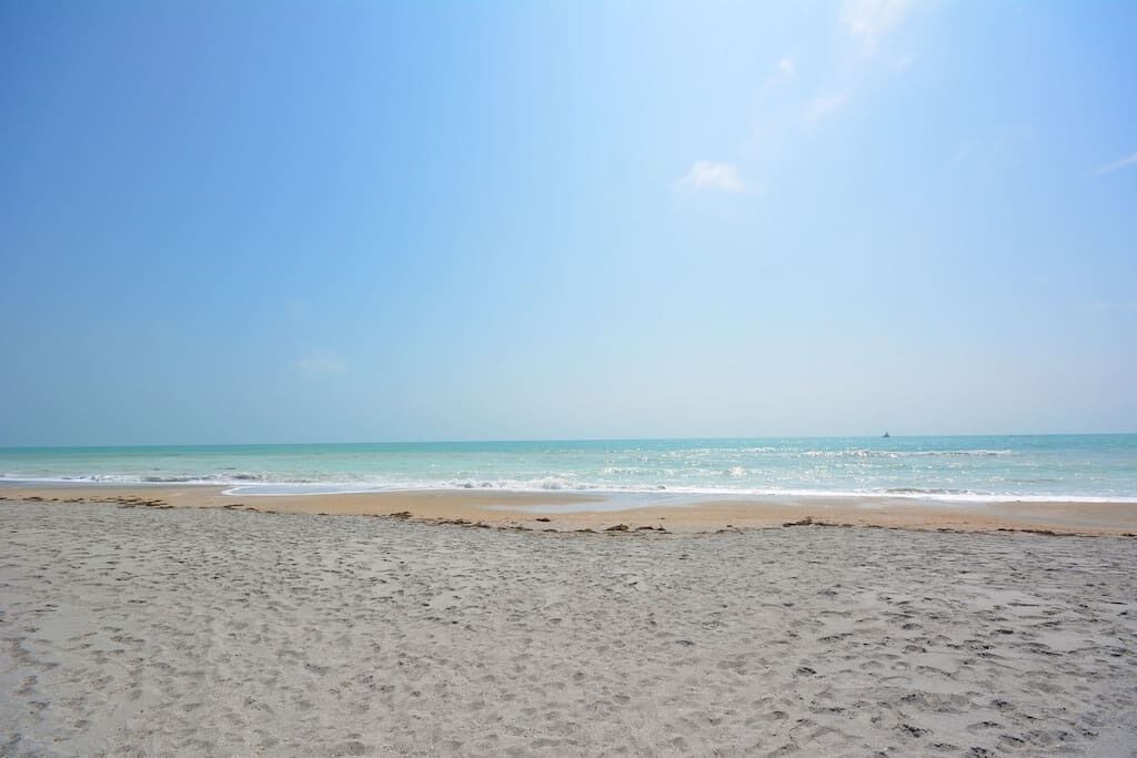 靠近海滩、沙滩椅、沙滩毛巾