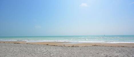 Playa en los alrededores, camastros y toallas de playa