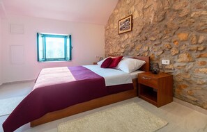 3 bedrooms, travel crib, free WiFi, bed sheets