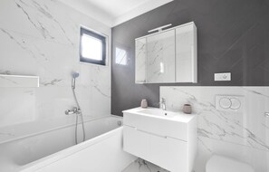 Bathtub - Awesome home in Split with WiFi (Split)