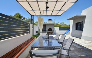 Outdoor dining - Awesome home in Split with WiFi (Split)