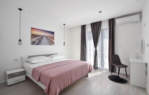 4 bedrooms, travel cot, free WiFi, bed sheets - Awesome home in Split with WiFi (Split)