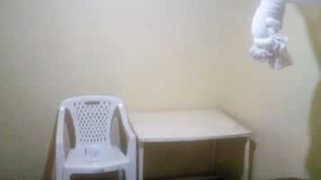 Single Room | Blackout drapes, free WiFi, bed sheets