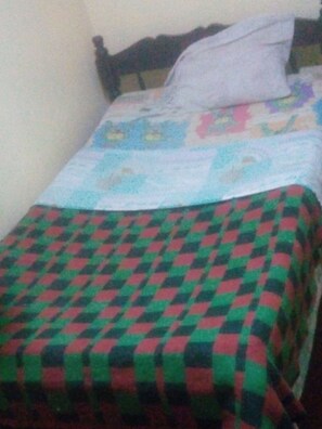 Quarto solteiro | Cortinas blackout, Wi-Fi de cortesia, roupa de cama