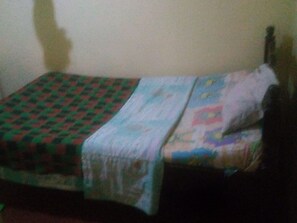 Quarto solteiro | Cortinas blackout, Wi-Fi de cortesia, roupa de cama