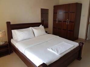 Blackout curtains, free WiFi, bed sheets - Milimani Hotel (Kakamega)