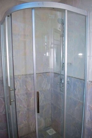 Standard Single Room | Bathroom | Shower, rainfall showerhead, towels, toilet paper