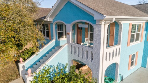 Kaunis koti yksityisellä uima-altaalla ja ulkona PARADISE!