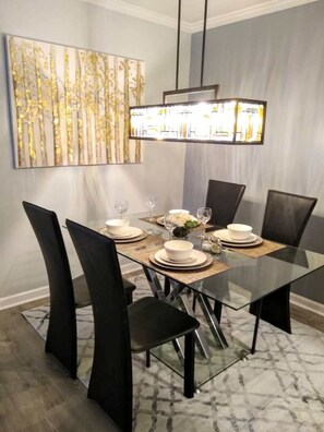 Dining - Getaway in Central Raleigh (Raleigh)