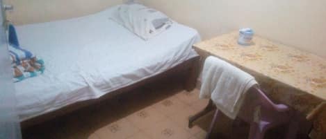 Single Room | Desk, bed sheets