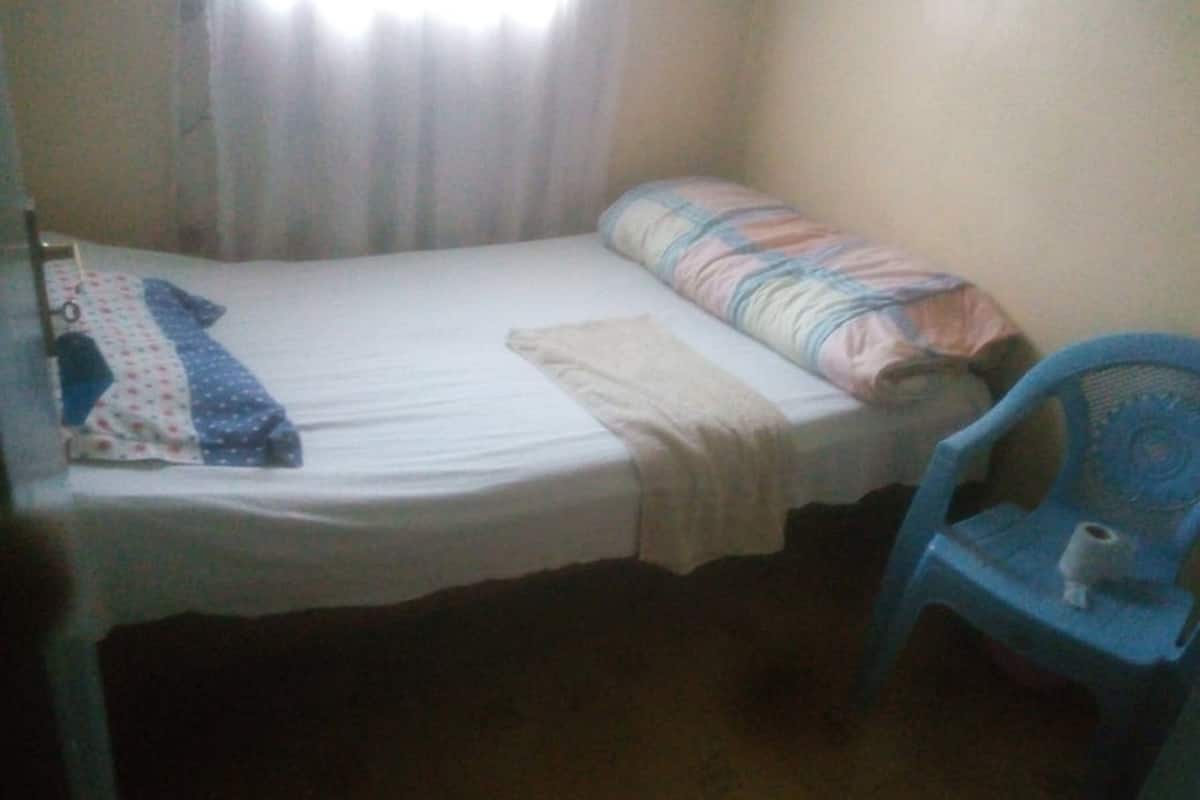 Single Room | Desk, bed sheets