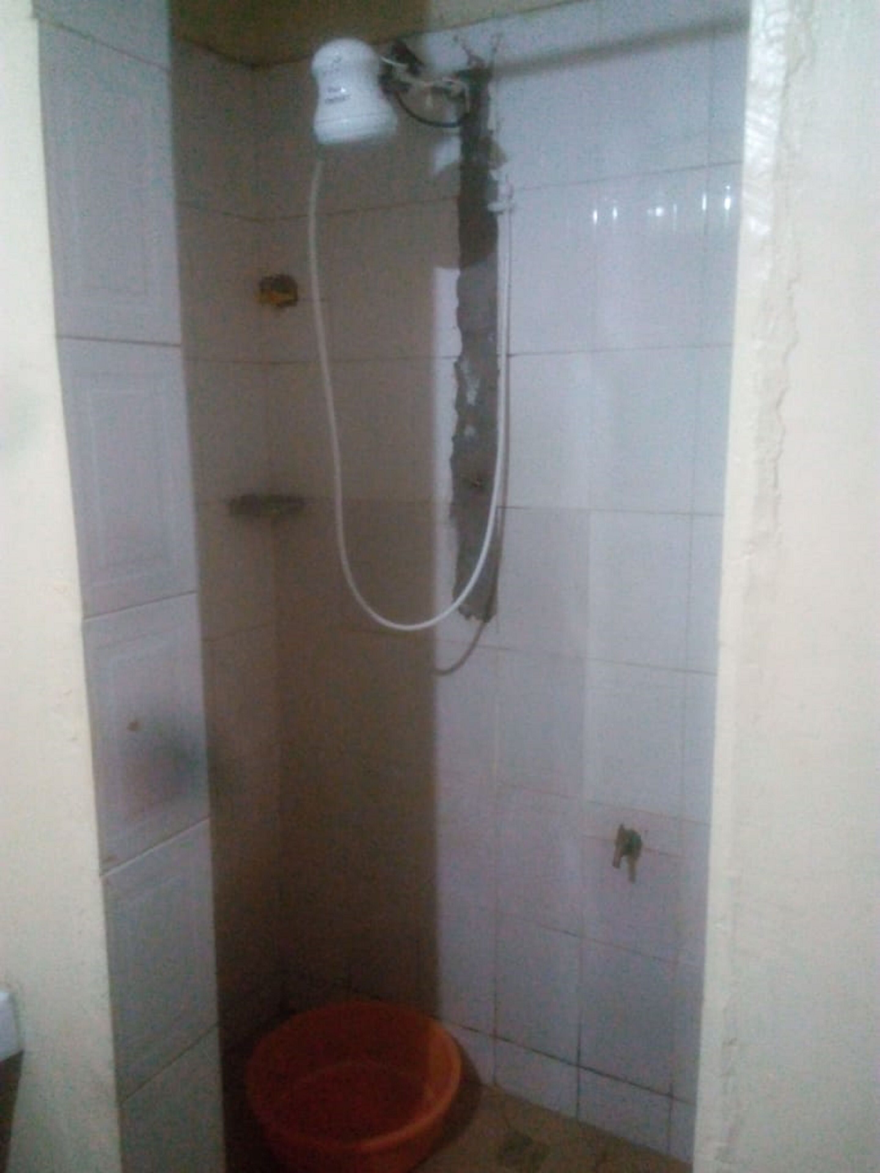 Kamar Single | Kamar mandi | Shower, pancuran hujan,  dan handuk