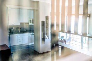 Kühlschrank, Mikrowelle, Herdplatte, Geschirrspüler