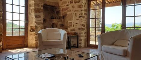 Fernseher, DVD-Player, Bücher, Videothek