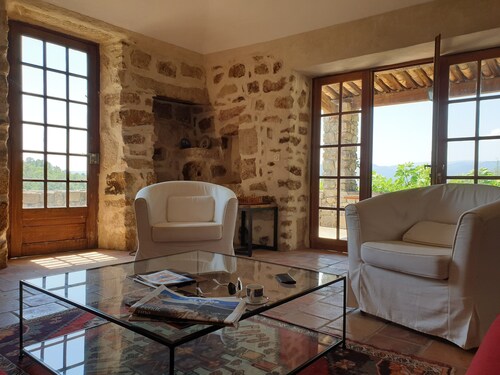 Maison de famille sur 10 ha de bois et prairie