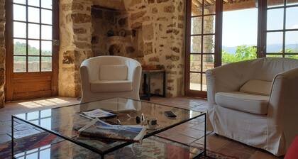 Maison de famille sur 10 ha de bois et prairie