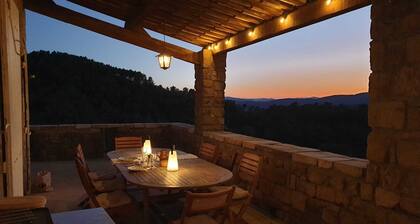 Mas cévenol de caractÚre- domaine privé vue 80 km 10 ha de bois et prairie