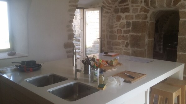 Réfrigérateur, four à micro-ondes, un four, surface de cuisson