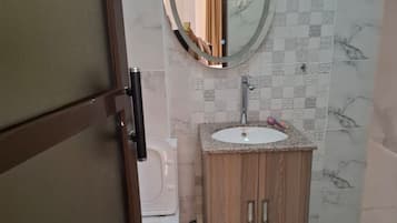 Ducha, cabezal de ducha tipo lluvia, pantuflas, toallas