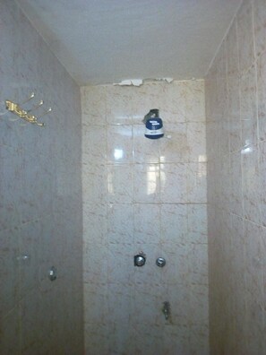 Single Room | Bathroom | Shower, rainfall showerhead, slippers, towels - Sunrise Guest House (Meru)