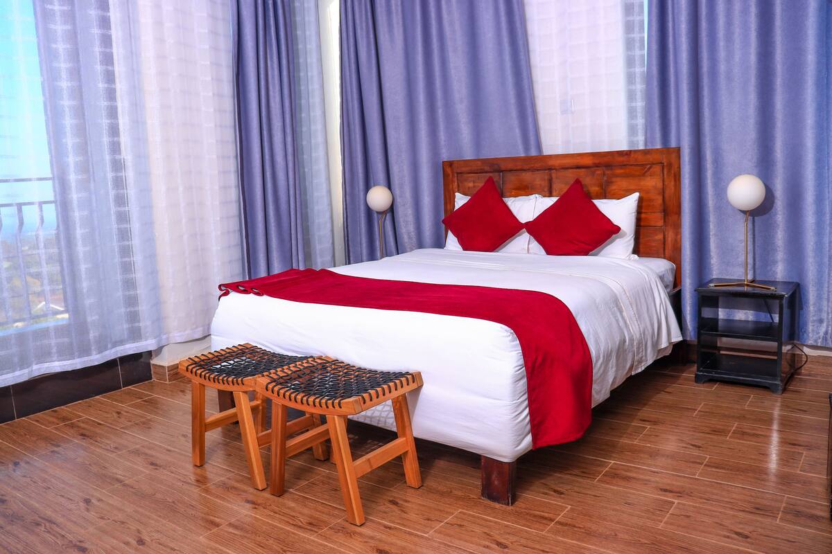 Superior Room, 1 Queen Bed, Mountain View | Premium bedding, pillowtop beds, desk, laptop workspace
