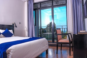 Chambre Deluxe, 1 grand lit, vue montagne | Literie de qualité supérieure, surmatelas, bureau