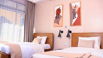 Deluxe Twin kamer | Luxe beddengoed, pillowtop-bedden, een bureau, een laptopwerkplek