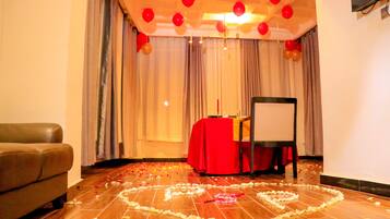 Serveert ontbijt, lunch, diner, lokale en internationale gerechten