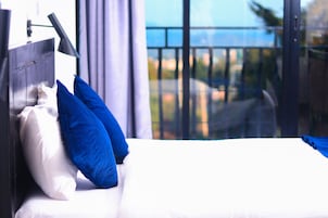 Deluxe Room, 1 Queen Bed, Mountain View | Premium bedding, pillowtop beds, desk, laptop workspace