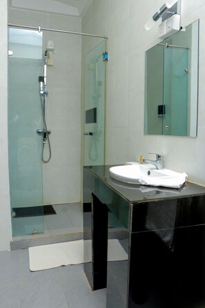 Deluxe Room, 1 Queen Bed, Mountain View | Bathroom | Shower, rainfall showerhead, free toiletries, bathrobes - The Hotel Ezri (Meru)