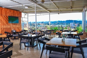 Café da manhã, almoço e jantar; local e internacional