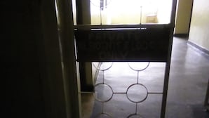 Señal de entrada privada con una puerta de metal.