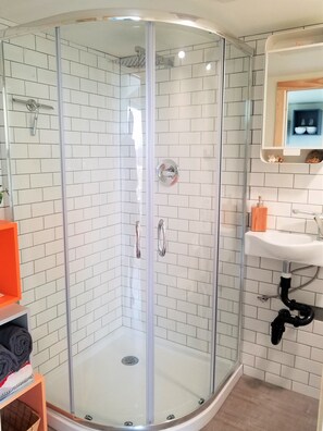 Bathroom - Modern Alaska cottage (Homer)