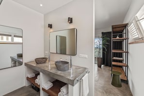 Ocean View Suite | Banheiro | Chuveiro, chuveiro com efeito de chuva, produtos de toalete grátis 