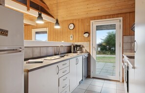 ثلاجة، موقد طهي مسطح، غسالة أطباق، ماكينة لصنع القهوة/الشاي