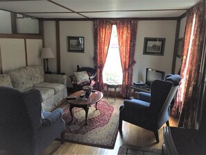 Flat-screen TV - Cozy Country Home minutes from Cooperstown and Dreams Park - a home run! (Cooperstown)