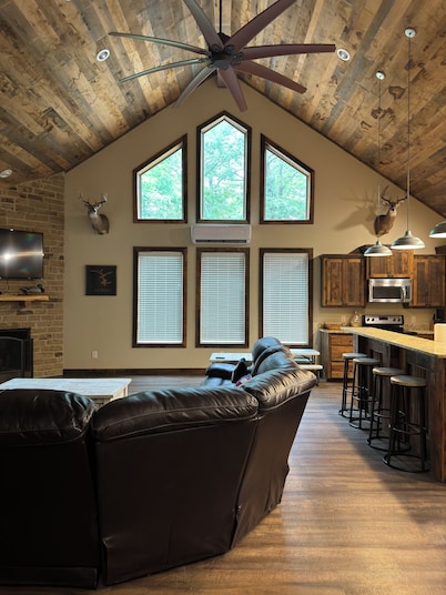Spacious Lakehouse - Sleeps 16 - Fire pit - Fully Stocked - EV charger