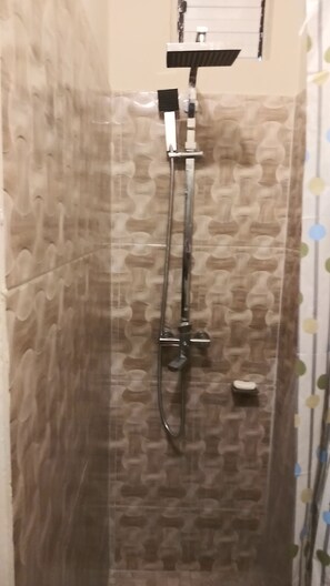 Haartrockner, Handtücher, Seife, Shampoo