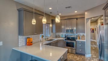 Réfrigérateur, micro-ondes, four, plaque de cuisson